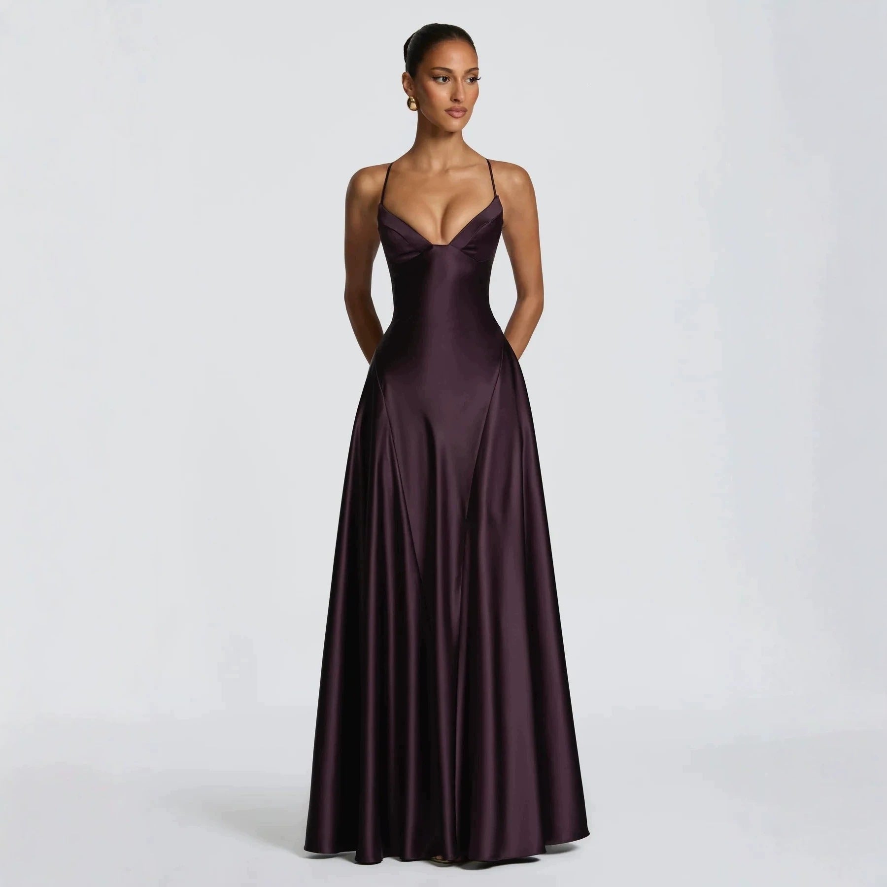 Robe maxi en satin élégante pour femmes avec des bretelles spaghetti raffinées Echo Archiv
