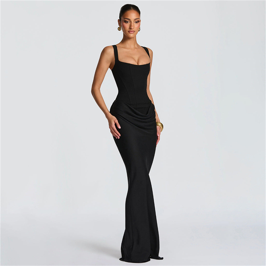 Robe maxi élégante pour femmes avec coupe sculptante et drapés délicats Echo Archive