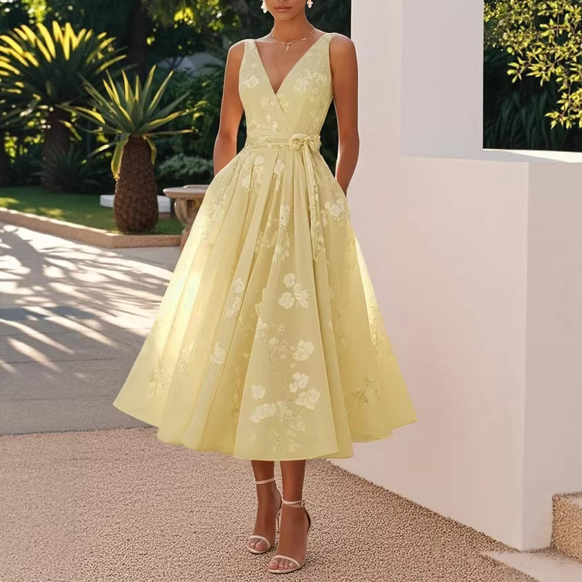 Robe élégante à fleurs pour femmes avec décolleté en V profond et ceinture Echo Archiv
