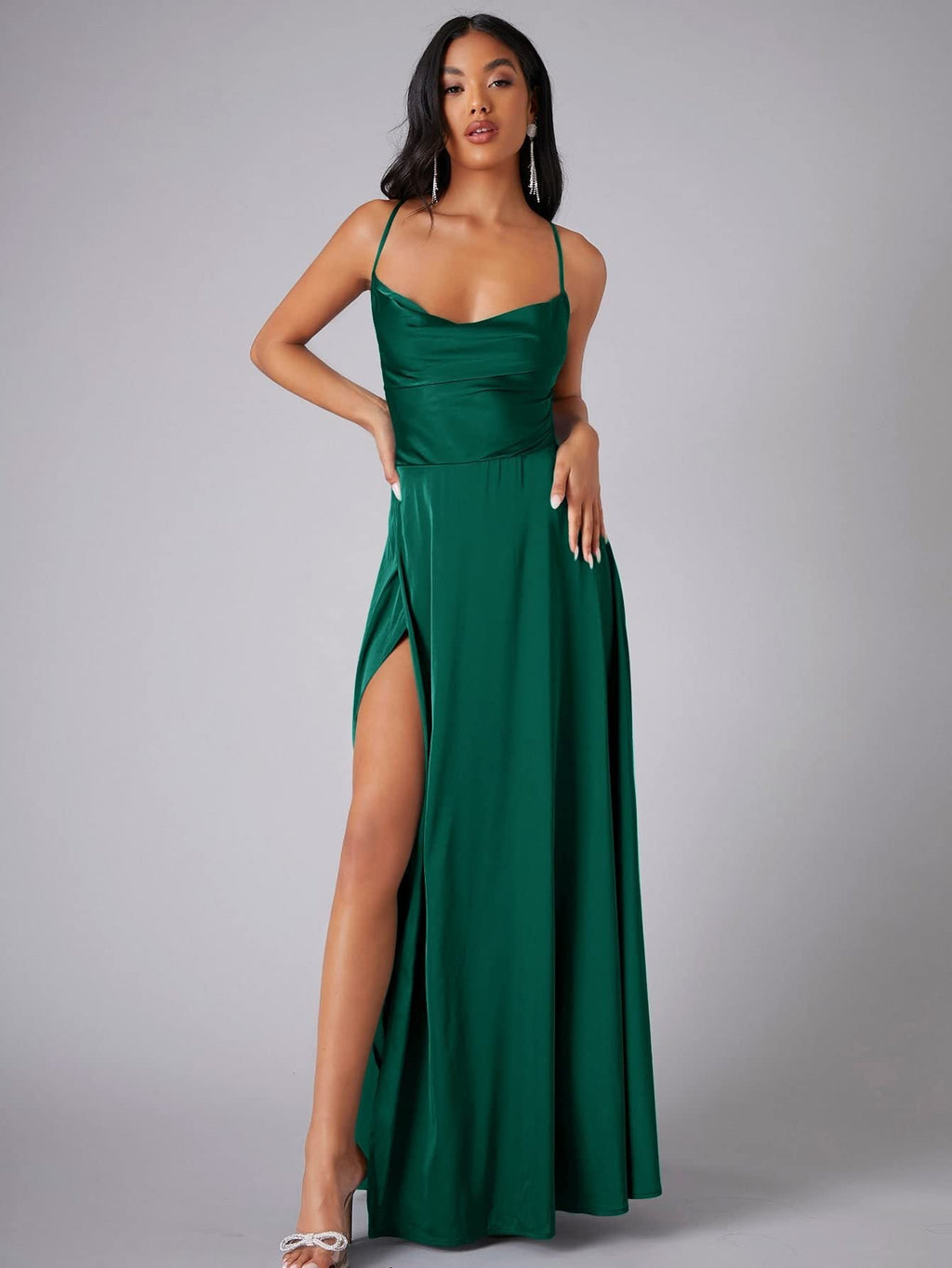 Robe maxi élégante pour femmes avec des bretelles spaghetti fluides et séduisantes – Echo Archiv