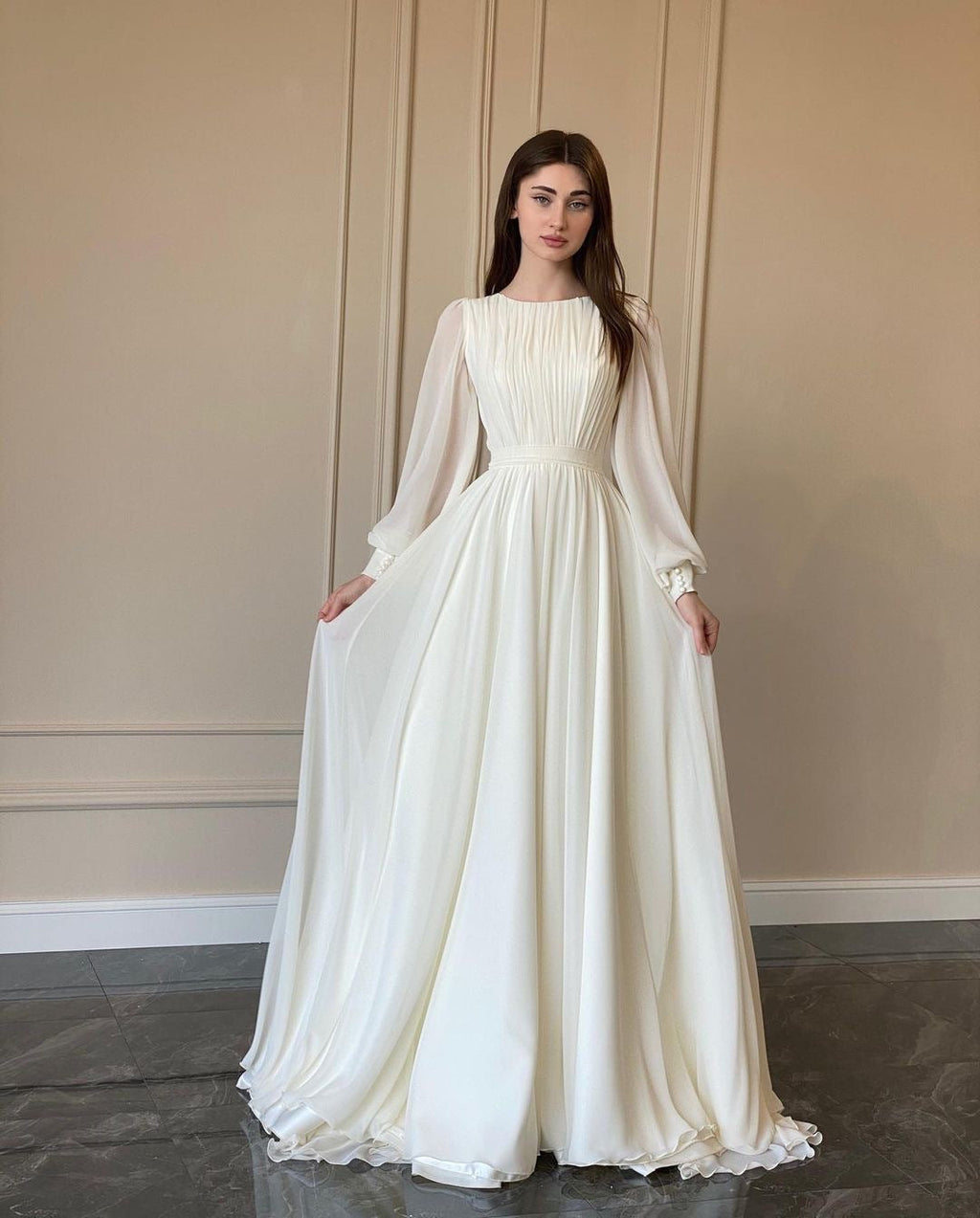 Echoarchiv | Robe de mariée blanche transparente à col rond, manches longues