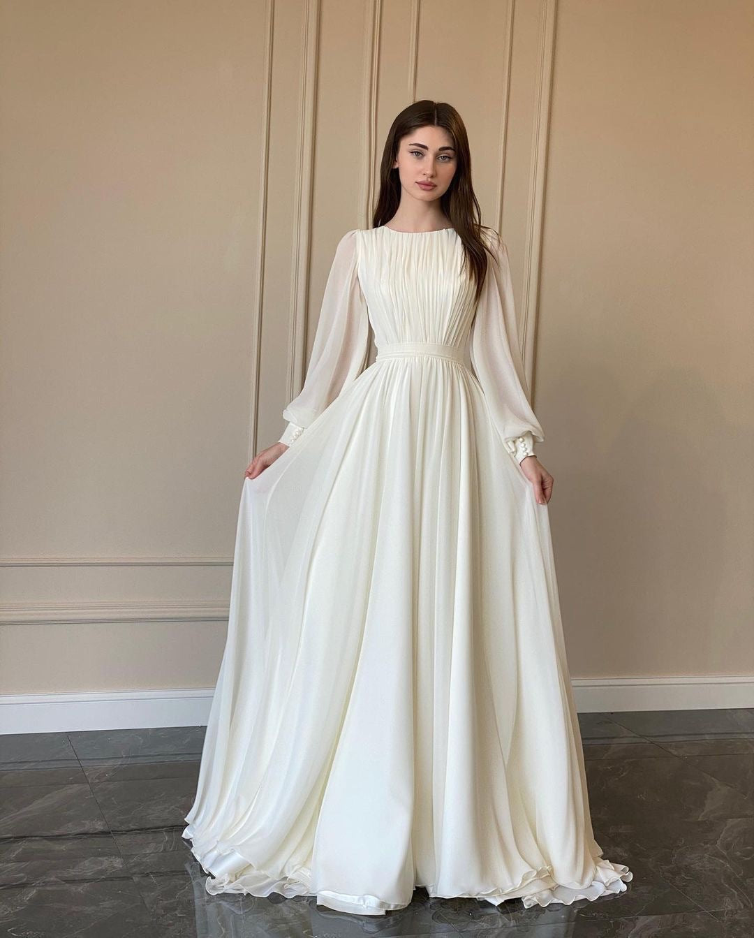 Echoarchiv | Robe de mariée blanche transparente à col rond, manches longues