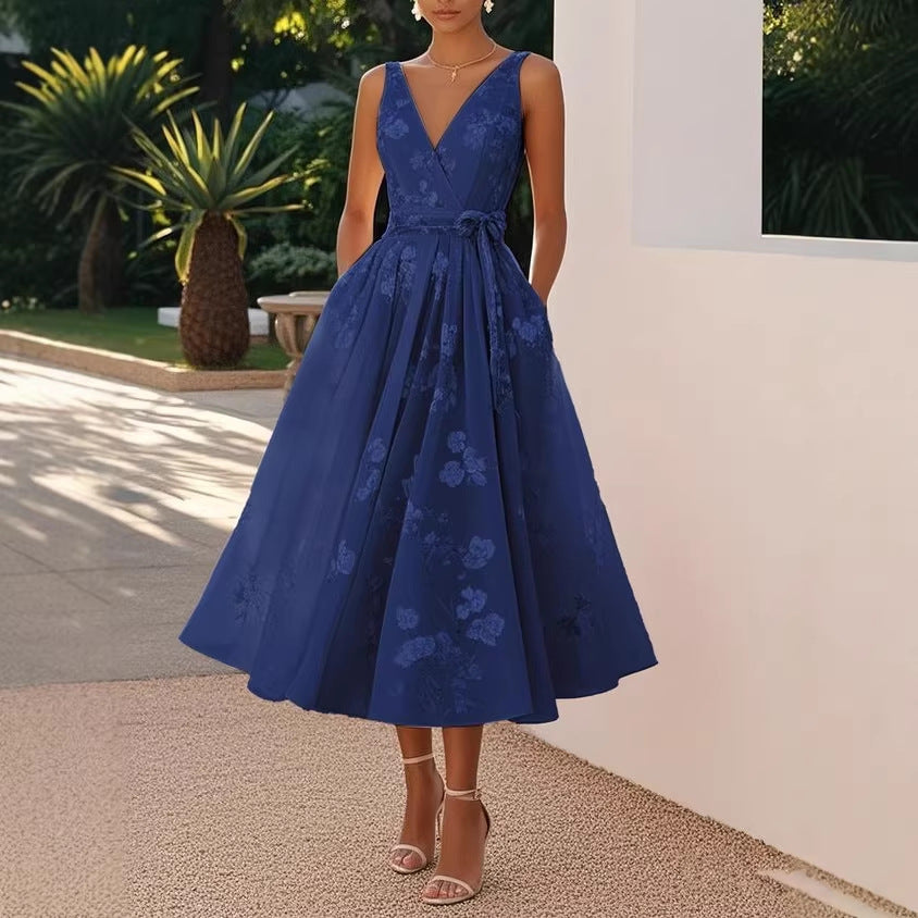 Robe élégante à fleurs pour femmes avec décolleté en V profond et ceinture Echo Archiv