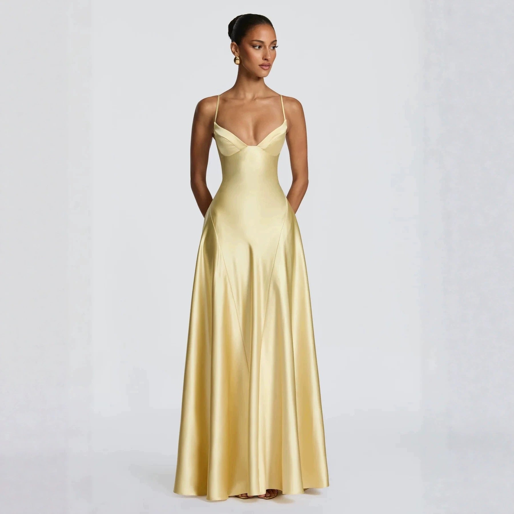 Robe maxi en satin élégante pour femmes avec des bretelles spaghetti raffinées Echo Archiv