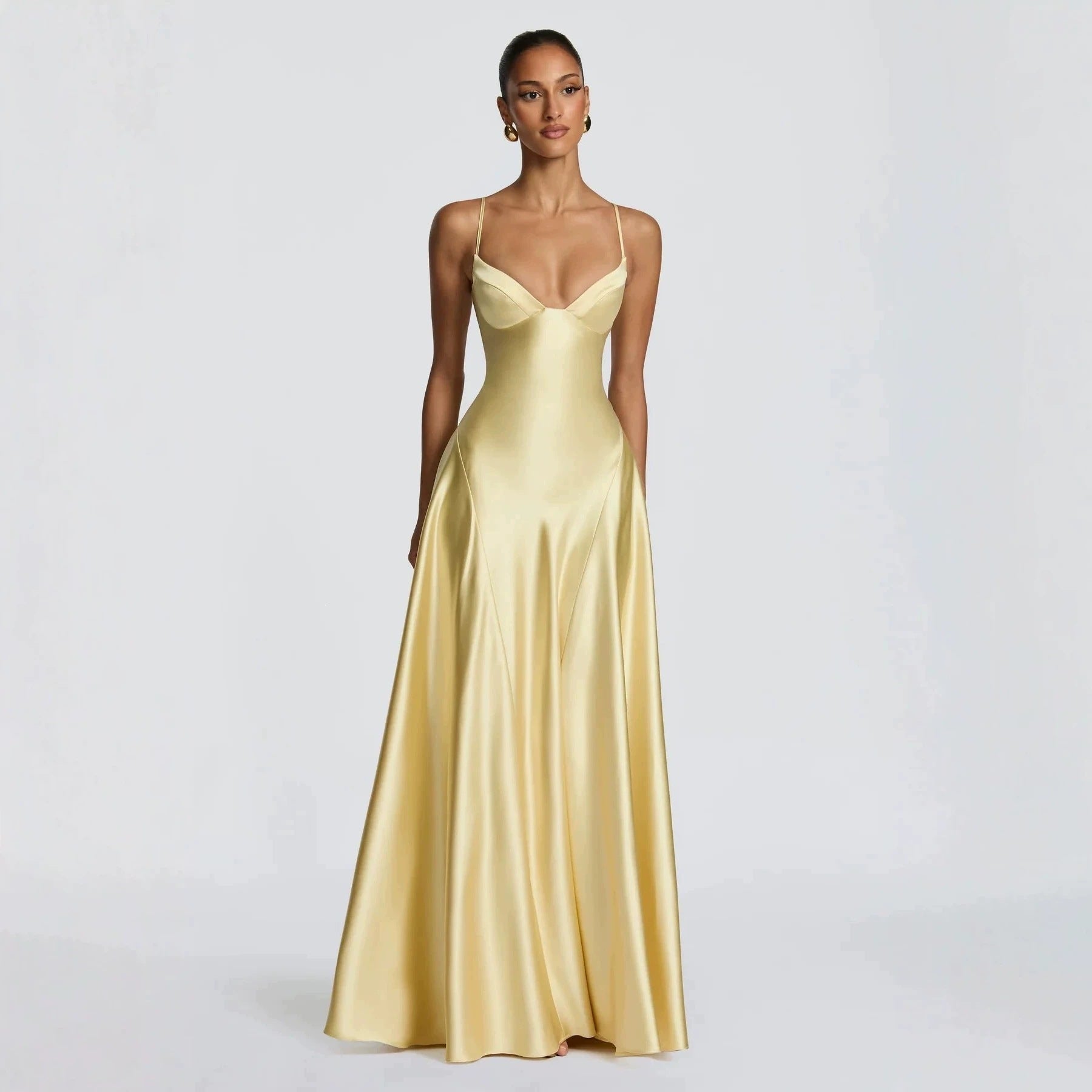 Robe maxi en satin élégante pour femmes avec des bretelles spaghetti raffinées Echo Archiv