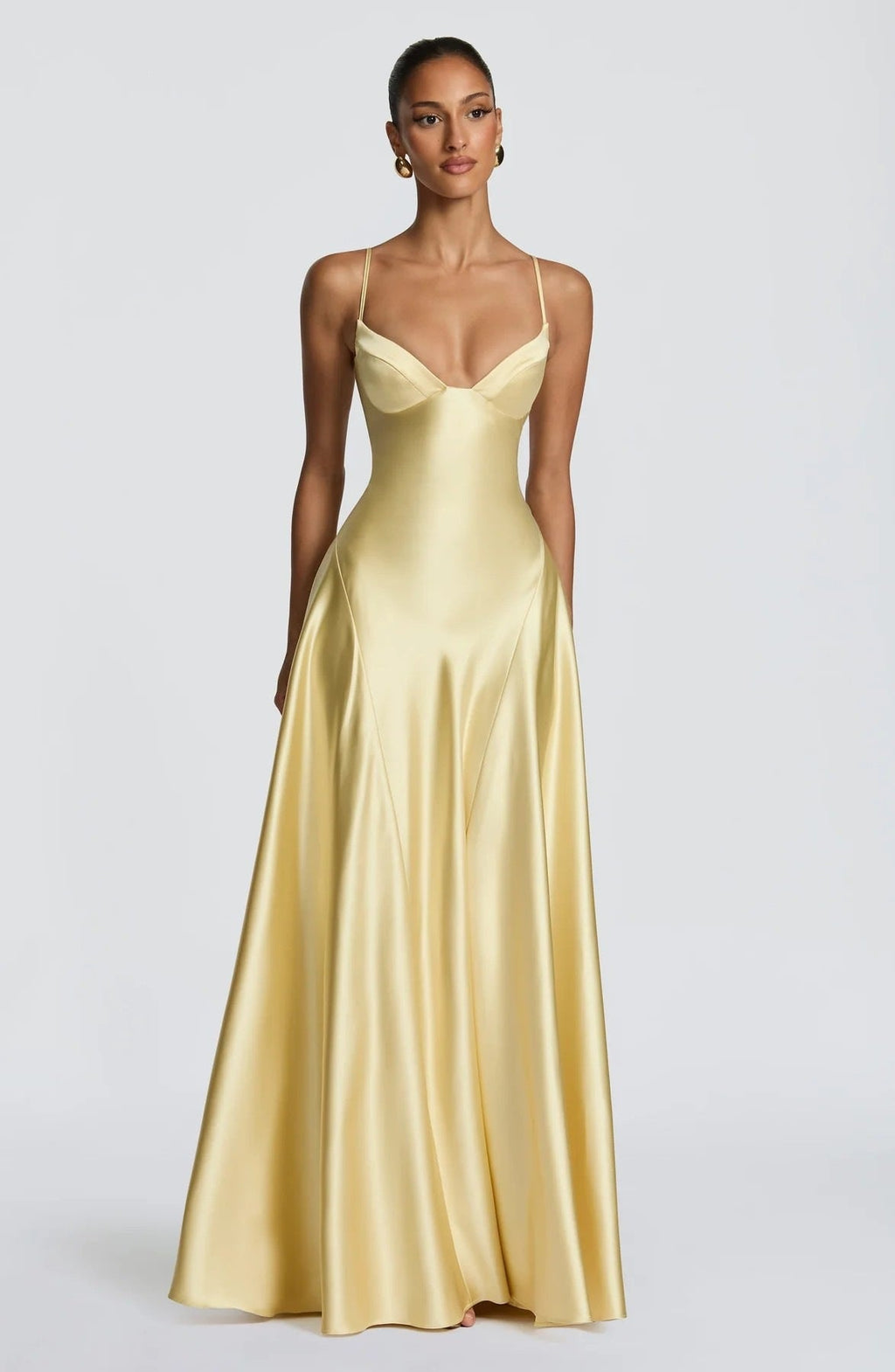 Robe maxi en satin élégante pour femmes avec des bretelles spaghetti raffinées Echo Archiv