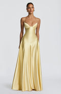 Robe maxi en satin élégante pour femmes avec des bretelles spaghetti raffinées Echo Archiv