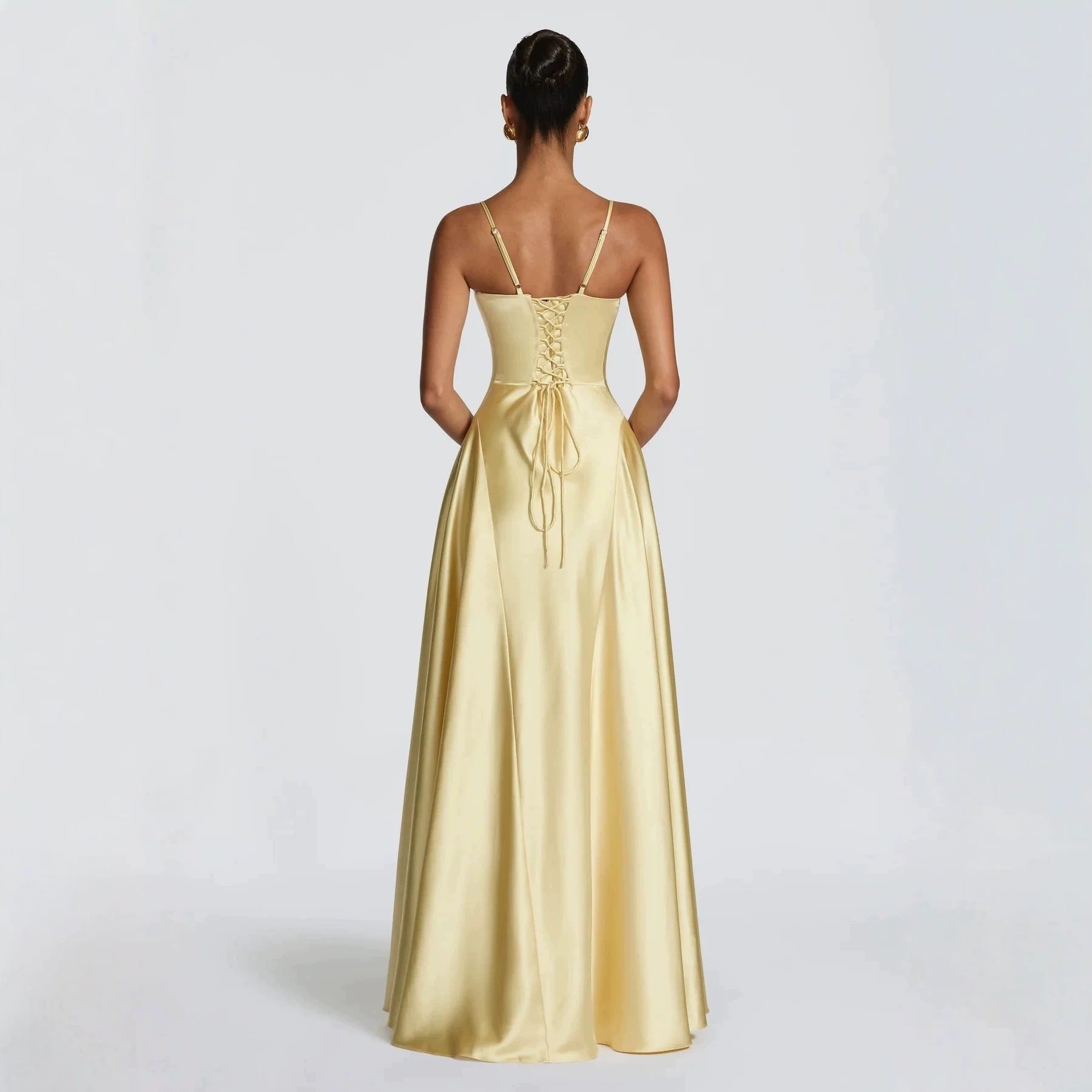 Robe maxi en satin élégante pour femmes avec des bretelles spaghetti raffinées Echo Archiv