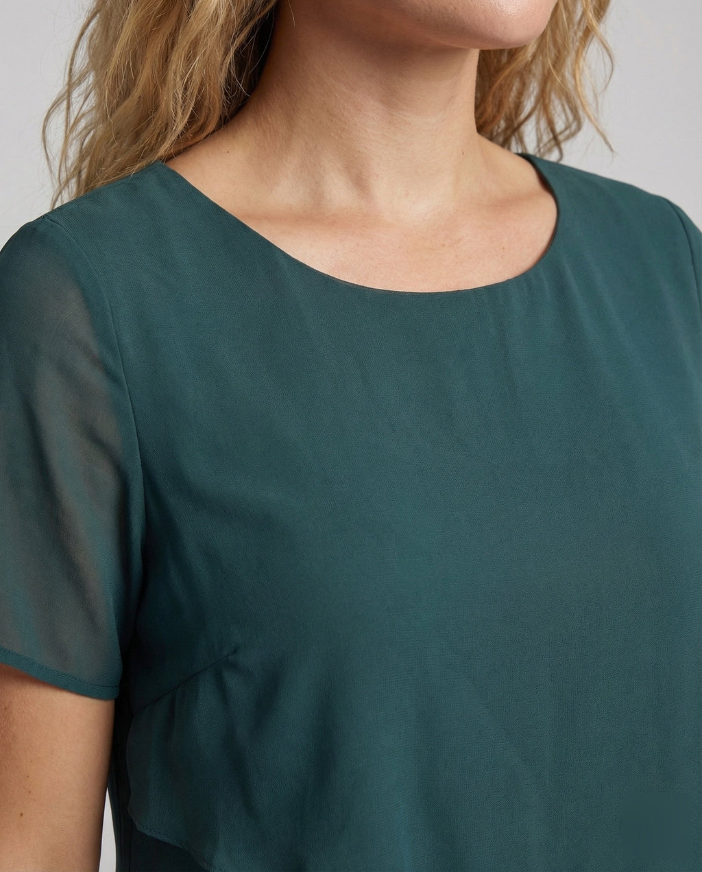 Robe pour femmes avec encolure ronde, manches courtes et superposition transparente à plusieurs couches | Mode Heidi