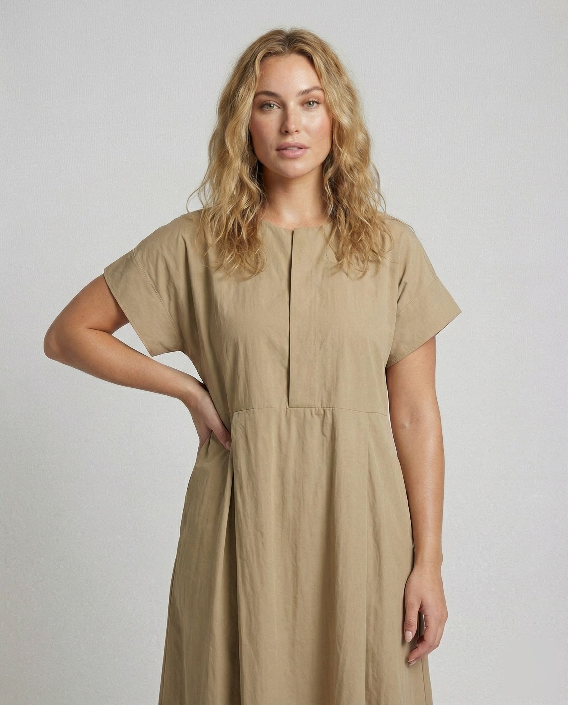 Robe maxi ample pour femmes avec silhouette carrée