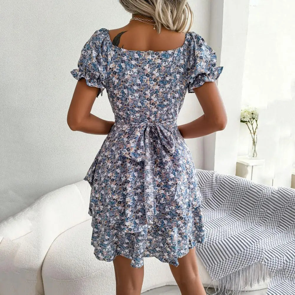 Robe à fleurs avec décolleté carré et manches bouffantes