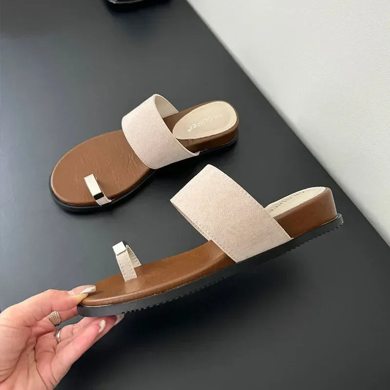 Sandales en cuir suédé pour femme avec détail en anneau — quotidien