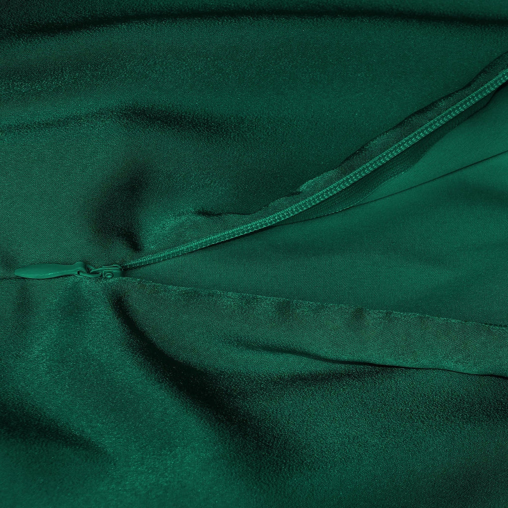 Rochelle | Robe en satin féminine avec décolleté halter