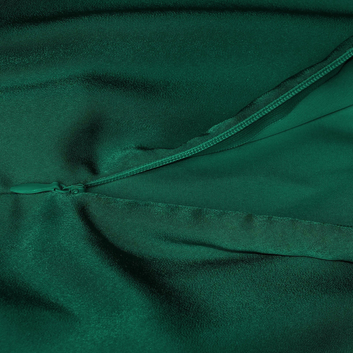 Rochelle | Robe en satin féminine avec décolleté halter