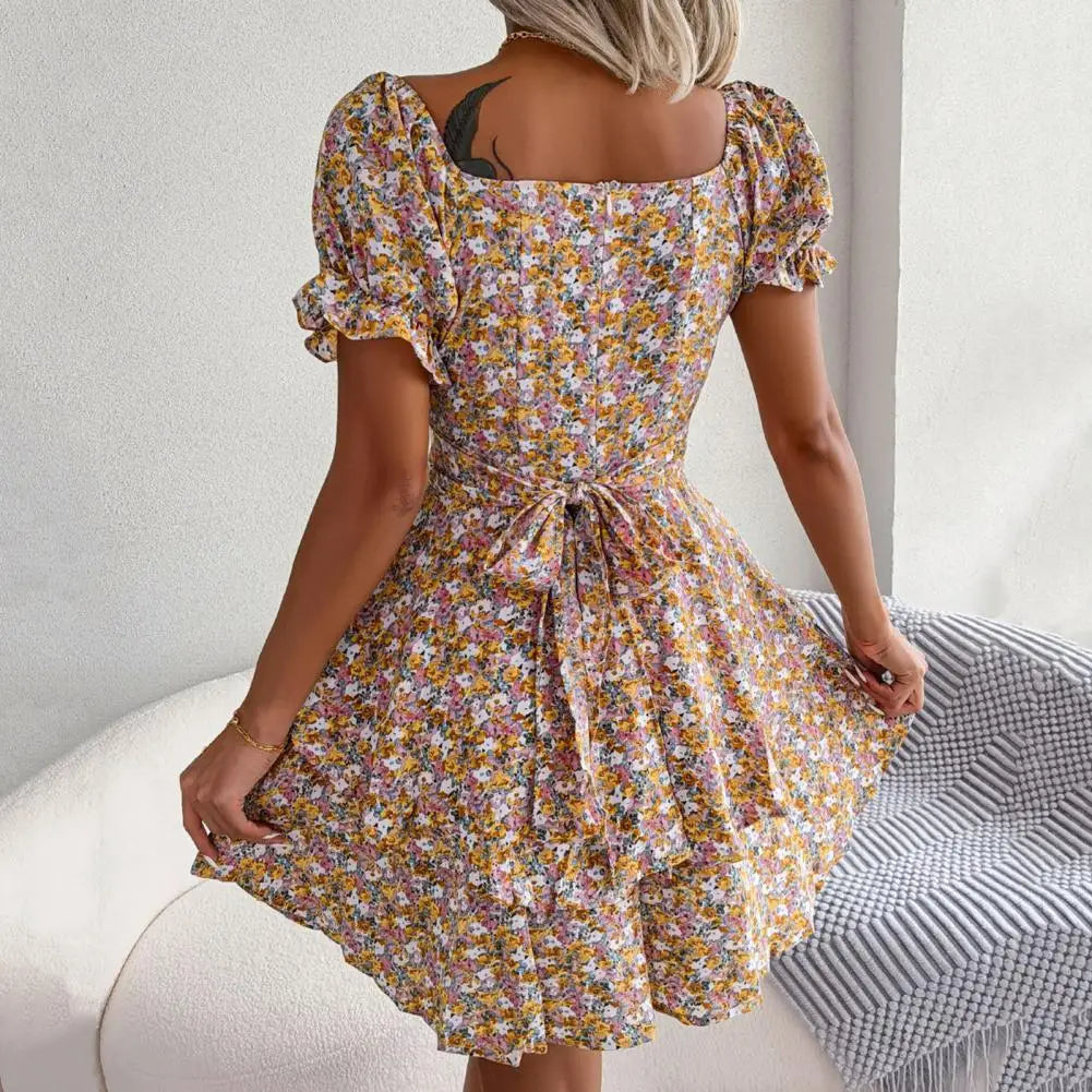 Robe à fleurs avec décolleté carré et manches bouffantes