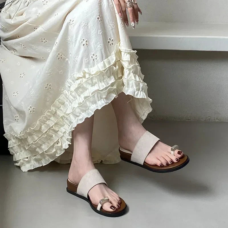 Sandales en cuir suédé pour femme avec détail en anneau — quotidien