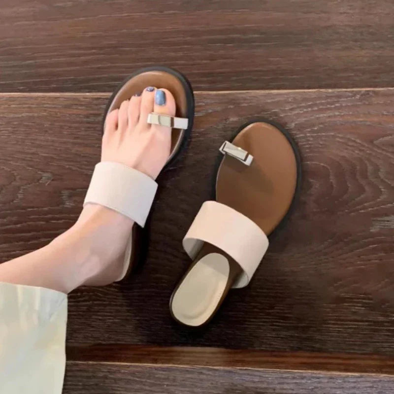 Sandales en cuir suédé pour femme avec détail en anneau — quotidien