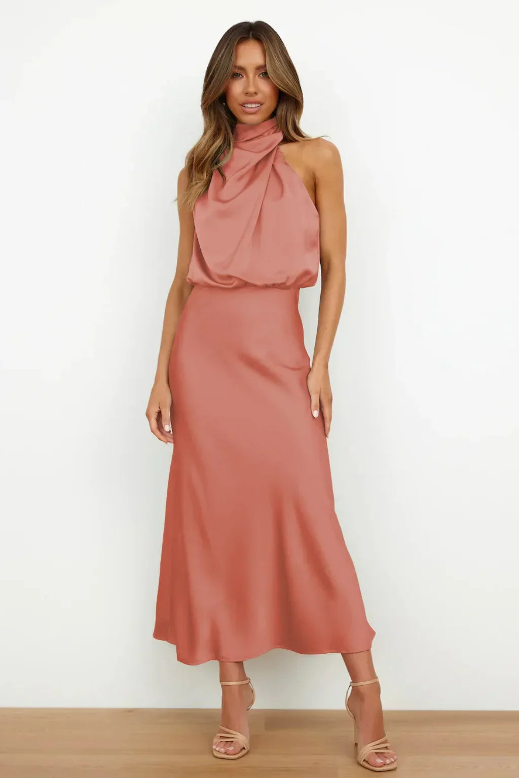 Rochelle | Robe en satin féminine avec décolleté halter