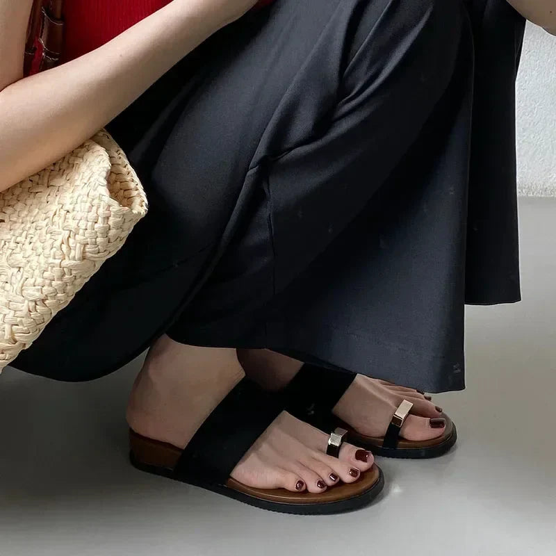 Sandales en cuir suédé pour femme avec détail en anneau — quotidien