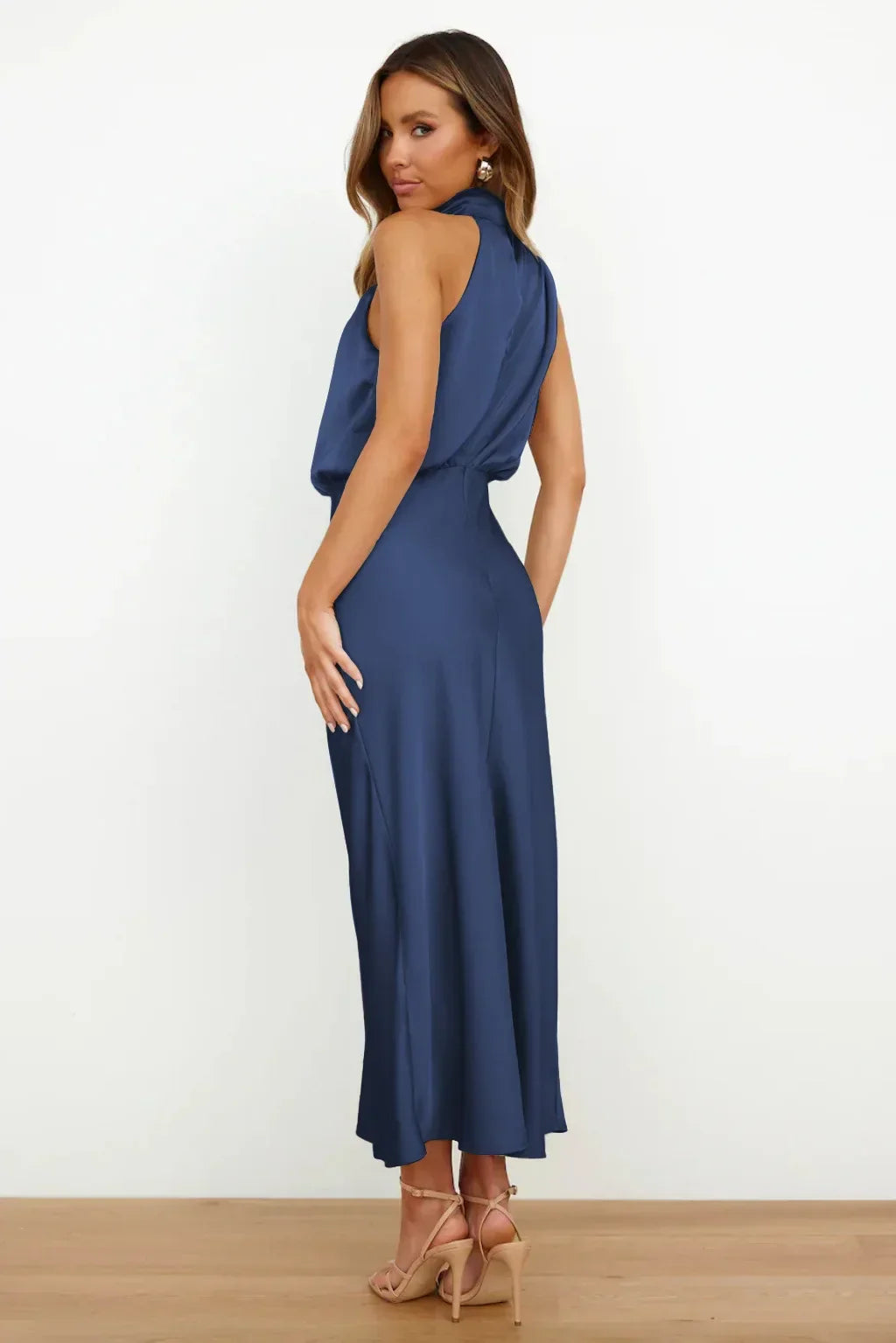 Rochelle | Robe en satin féminine avec décolleté halter