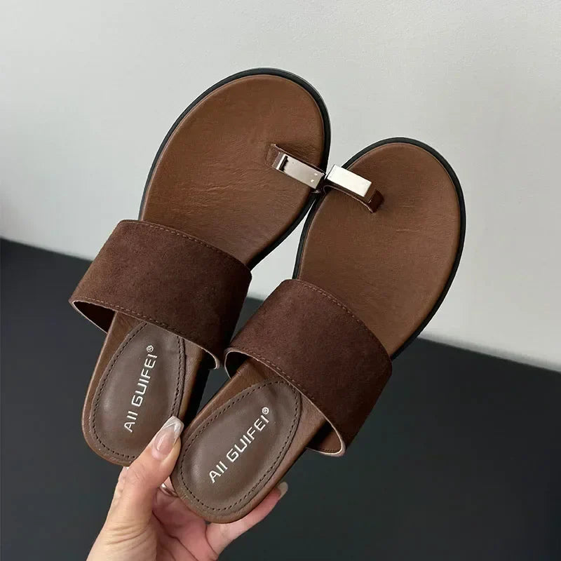 Sandales en cuir suédé pour femme avec détail en anneau — quotidien