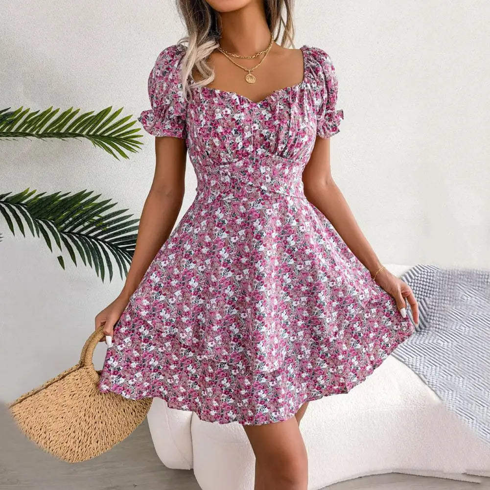 Robe à fleurs avec décolleté carré et manches bouffantes