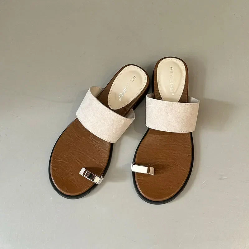 Sandales en cuir suédé pour femme avec détail en anneau — quotidien