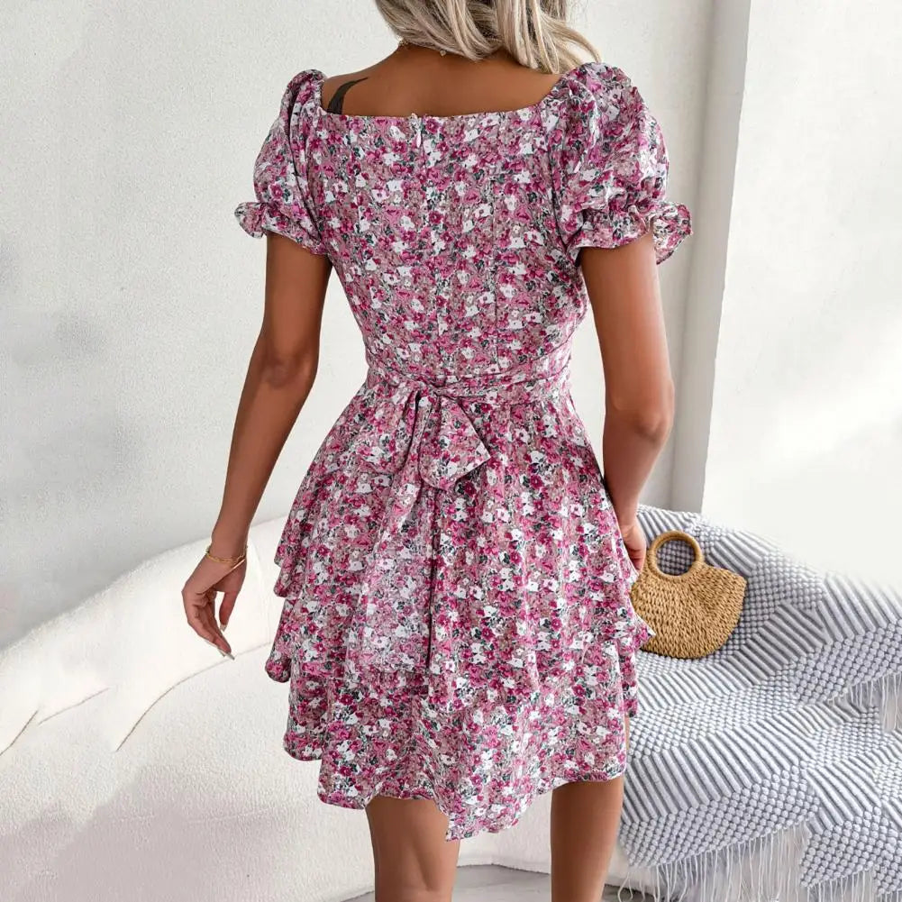 Robe à fleurs avec décolleté carré et manches bouffantes
