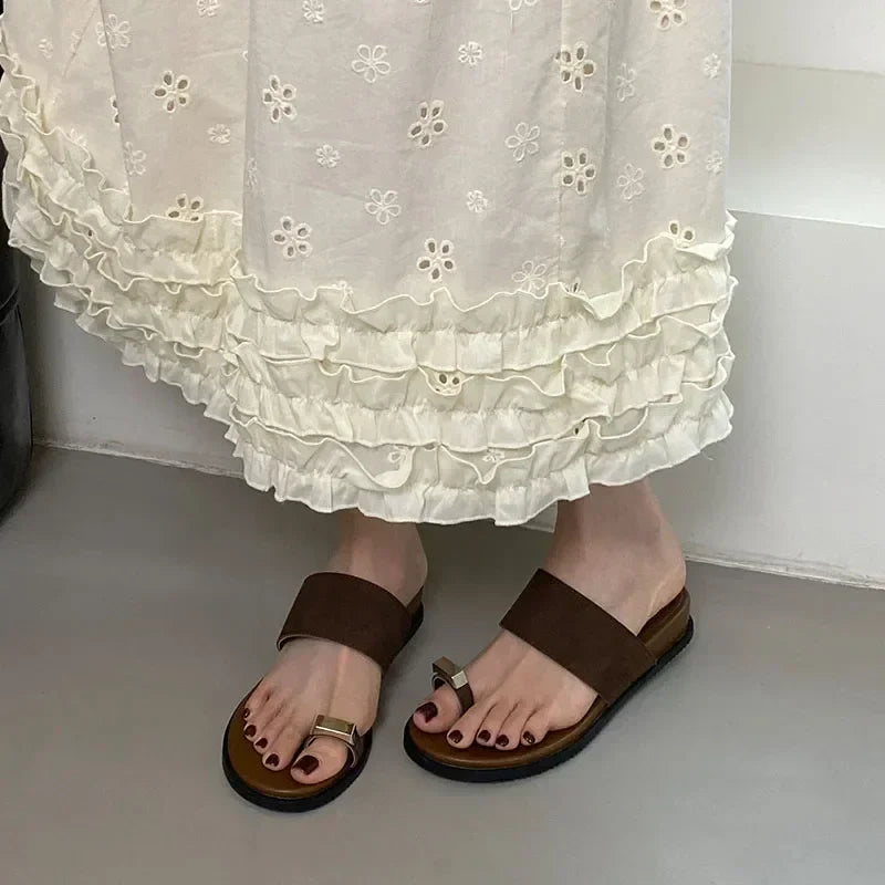 Sandales en cuir suédé pour femme avec détail en anneau — quotidien