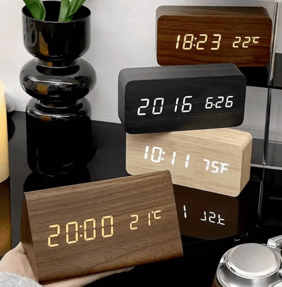 WoodSense Horloge LED en Bois – Commandée par la voix & Élégante pour chaque pièce