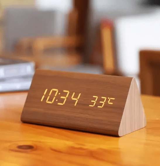 WoodSense Horloge LED en Bois – Commandée par la voix & Élégante pour chaque pièce