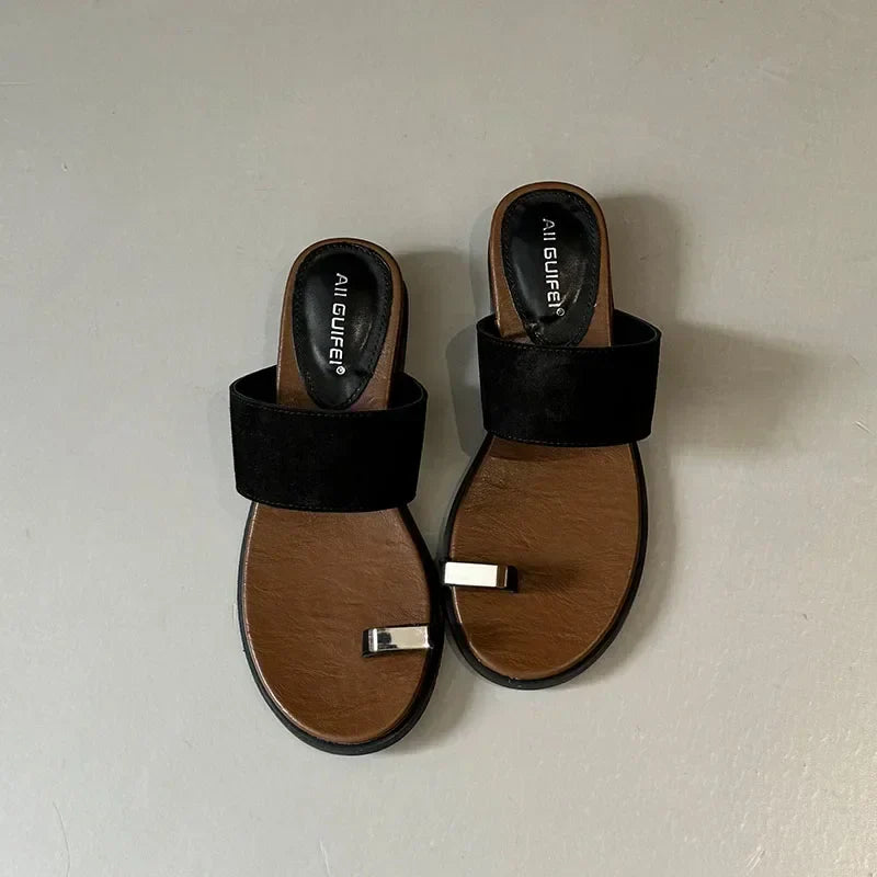 Sandales en cuir suédé pour femme avec détail en anneau — quotidien