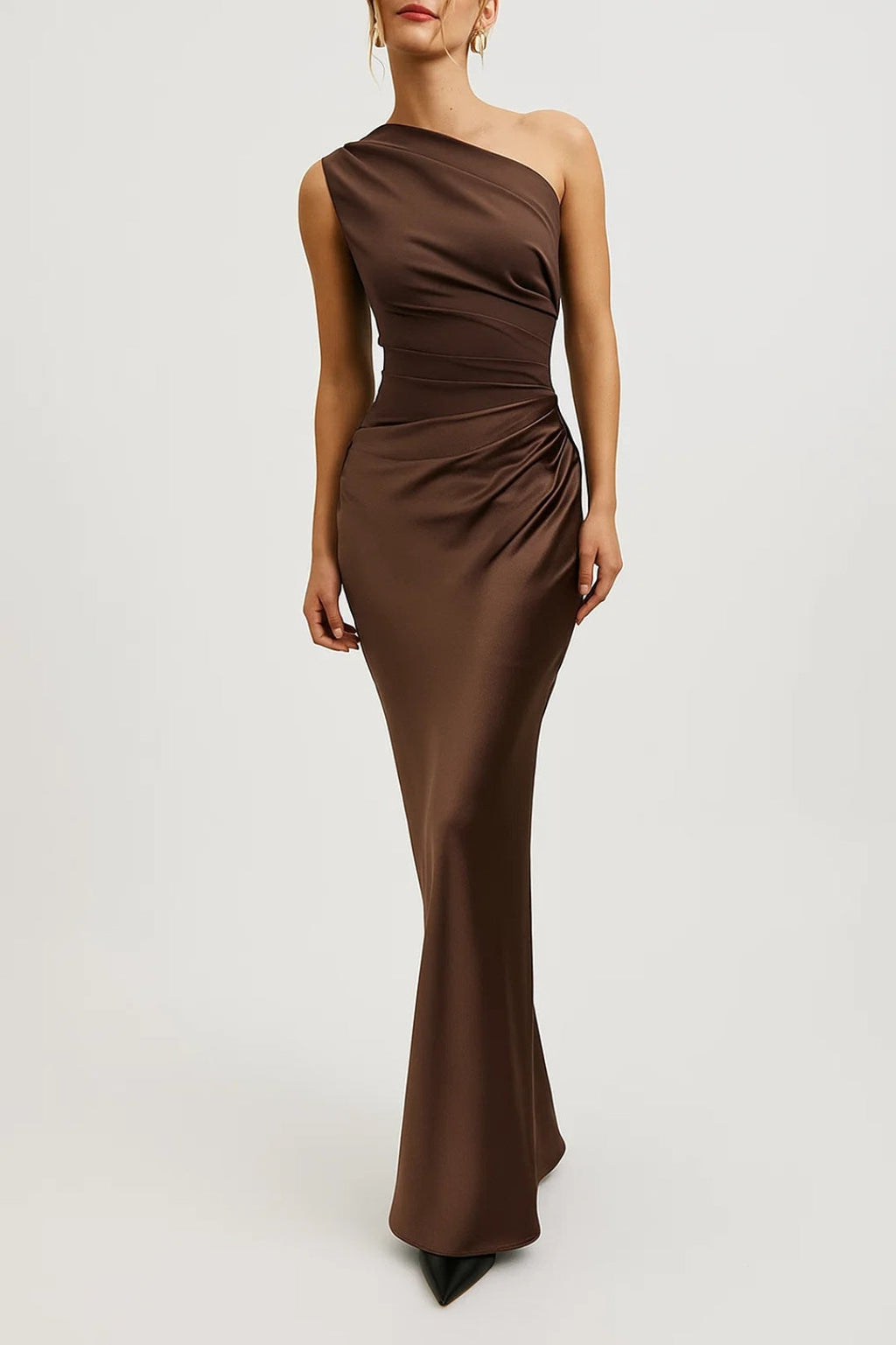Robe longue asymétrique en satin avec une épaule dénudée et design patchwork