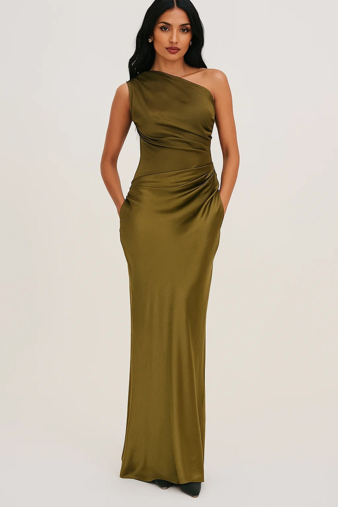 Robe longue asymétrique en satin avec une épaule dénudée et design patchwork