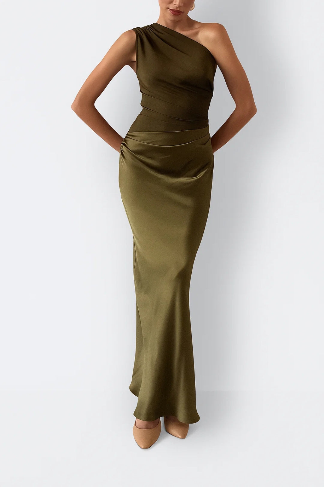 Robe longue asymétrique en satin avec une épaule dénudée et design patchwork
