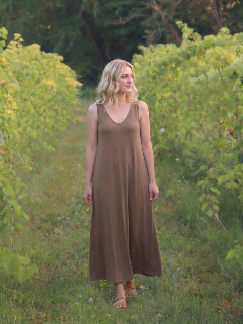 Soleira | Robe midi sans manches à décolleté en V et fente latérale