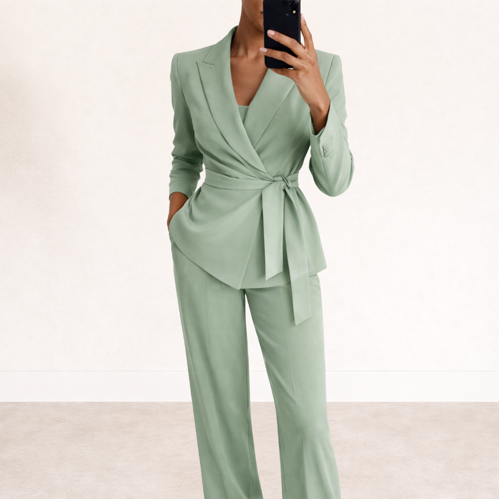Kalmeda | Ensemble pantalon avec blazer croisé et ceinture