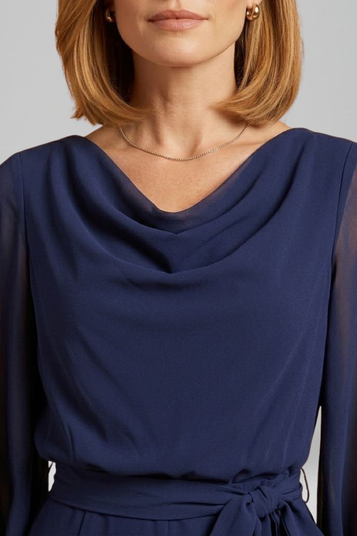 Combinaison Femme avec Décolleté en V et Ceinture à Nouer