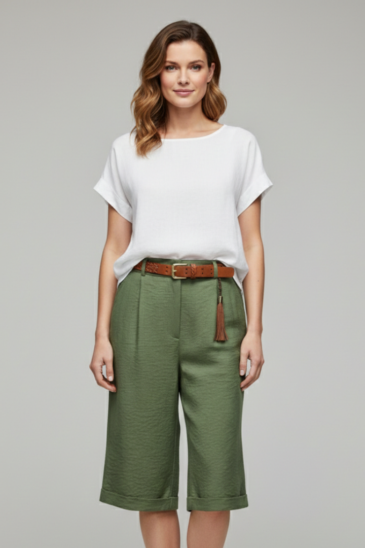 Shorts féminins à mi-cuisse avec passants de ceinture et poches latérales
