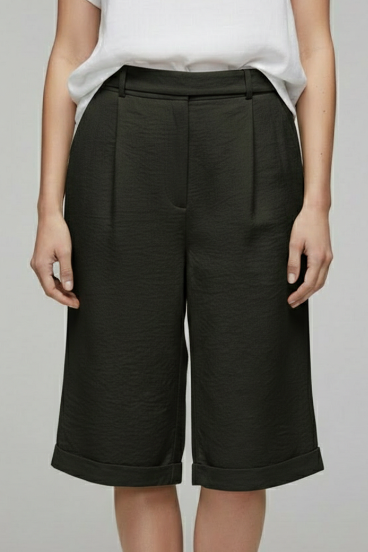 Shorts féminins à mi-cuisse avec passants de ceinture et poches latérales
