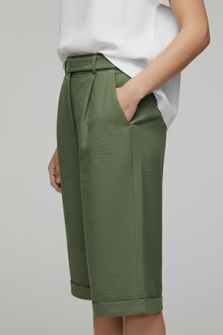 Shorts féminins à mi-cuisse avec passants de ceinture et poches latérales