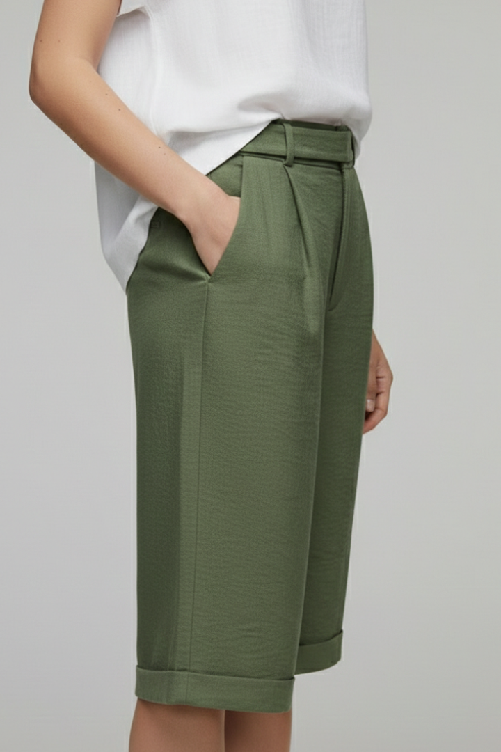 Shorts féminins à mi-cuisse avec passants de ceinture et poches latérales