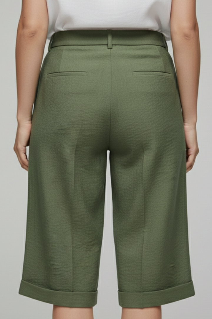 Shorts féminins à mi-cuisse avec passants de ceinture et poches latérales