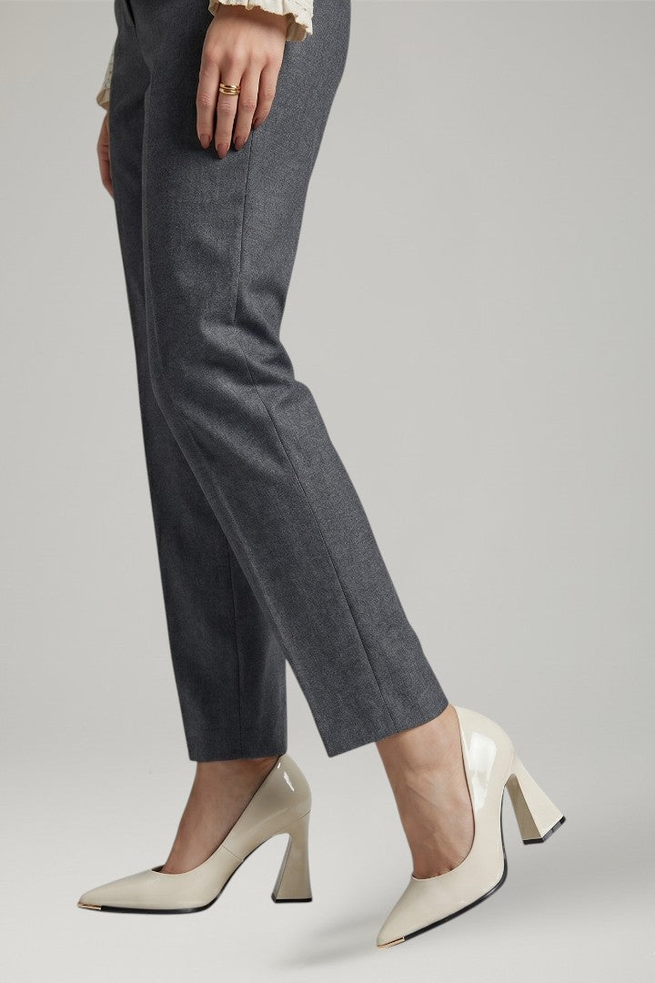 Chaussures en cuir pour femmes avec bout pointu et enfilage