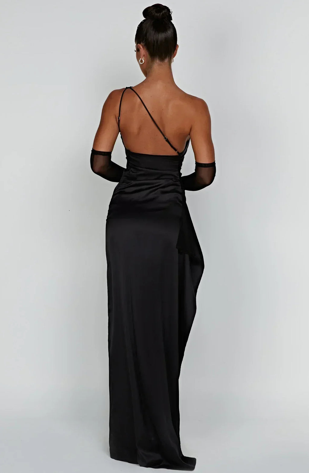 Robe maxi en satin pour femmes avec une épaule et plissé
