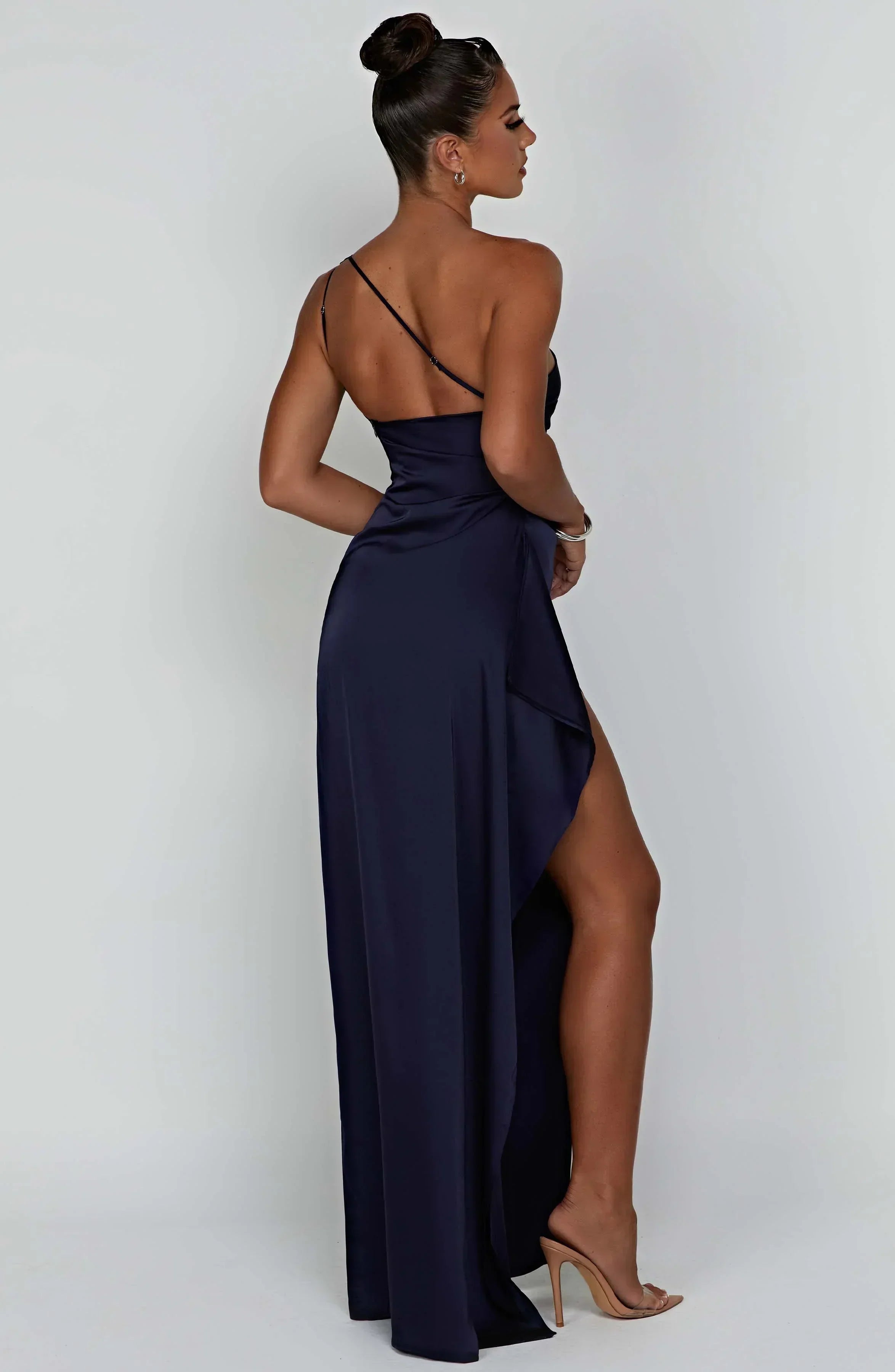 Robe maxi en satin pour femmes avec une épaule et plissé