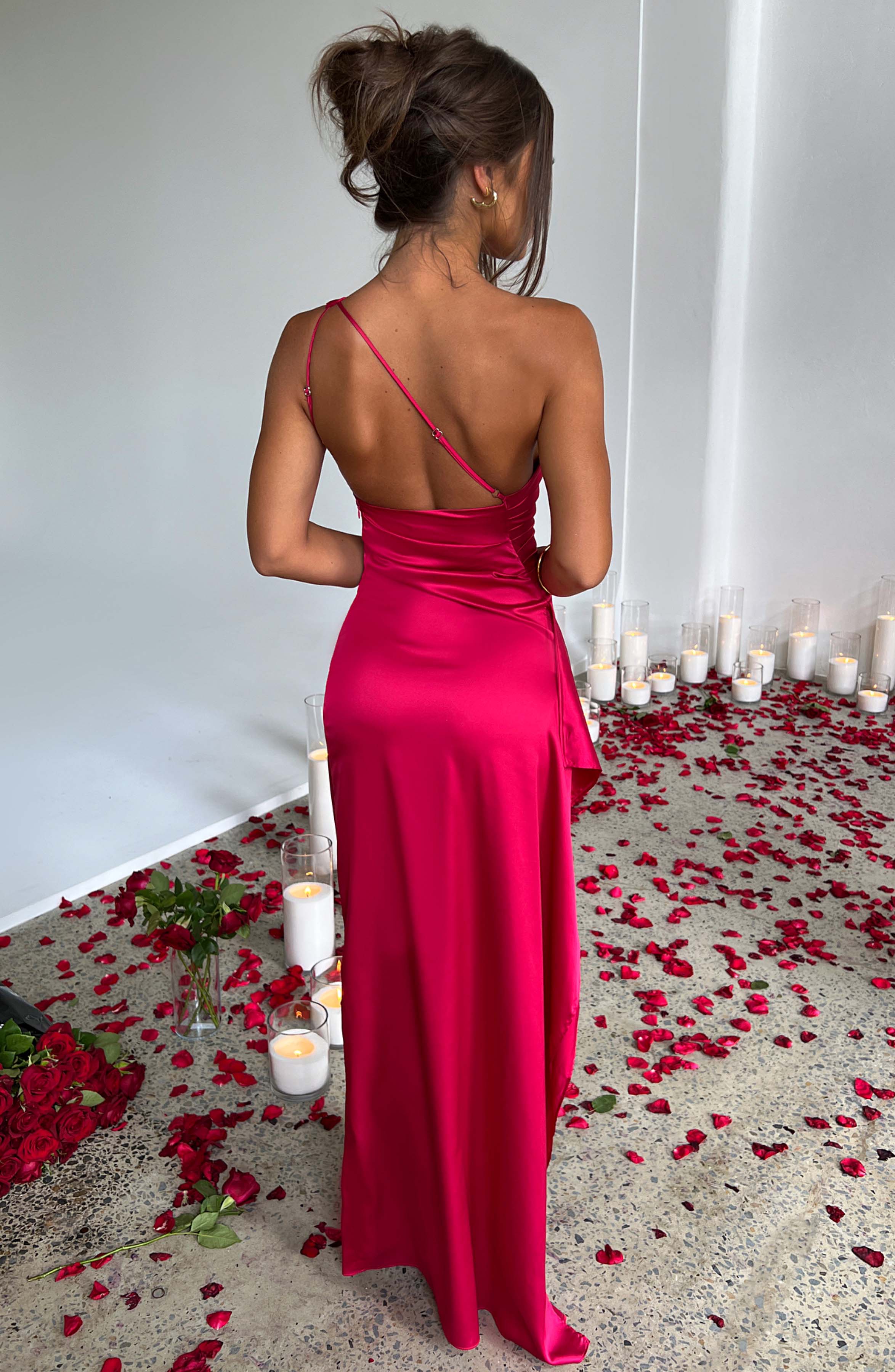Robe maxi en satin pour femmes avec une épaule et plissé
