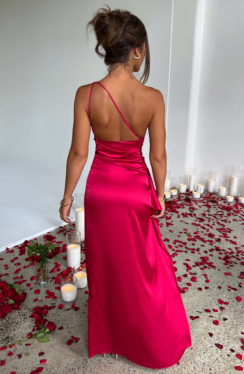 Robe maxi en satin pour femmes avec une épaule et plissé