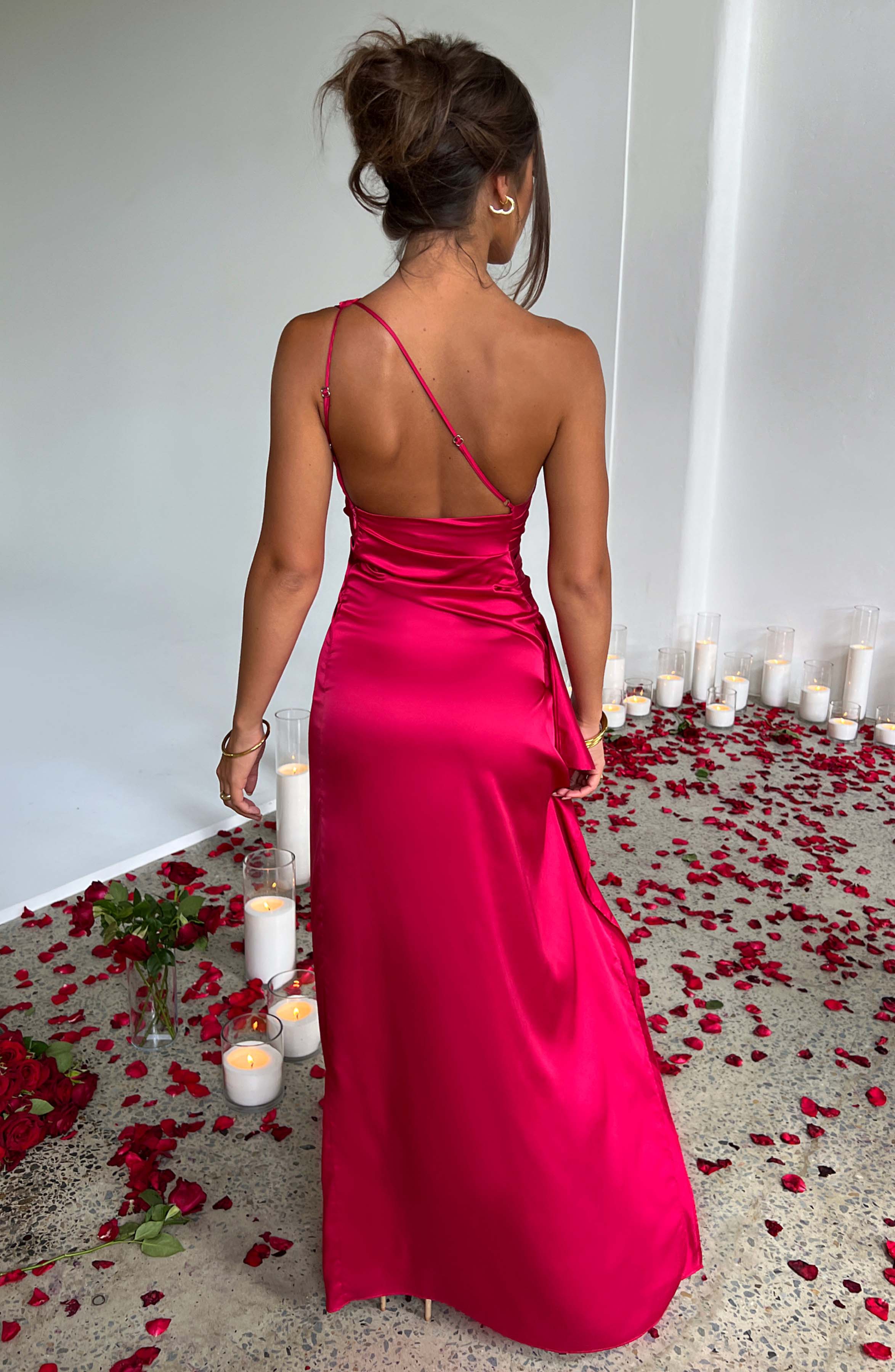 Robe maxi en satin pour femmes avec une épaule et plissé