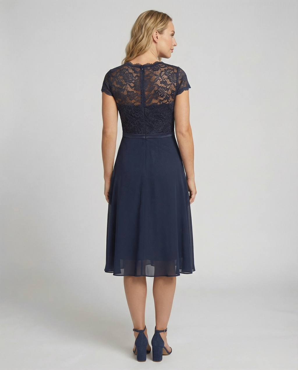 Robe élégante transparente à manches courtes